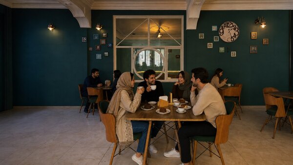 دورهمی دوستانه در سالن مه کافه