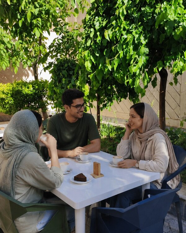 دوستان ایرانی در حیاط سبز مه کافه